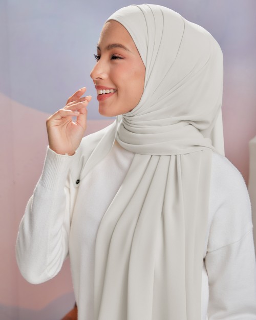 Flo - Ash Cream (Chinstrap) Reject