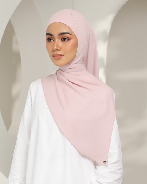 Hari - Princess Diary (Chinstrap)
