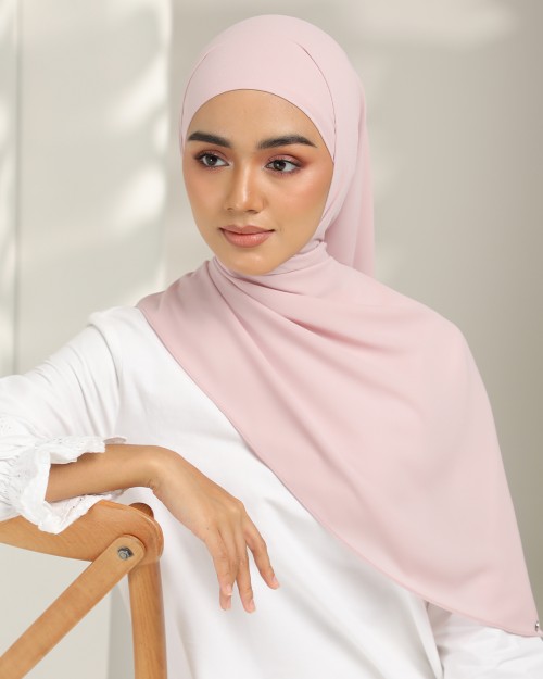 Hari - Princess Diary (Chinstrap)