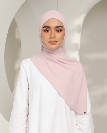 Hari - Princess Diary (Chinstrap)