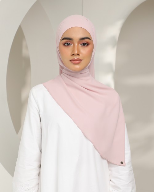 Hari - Princess Diary (Chinstrap)